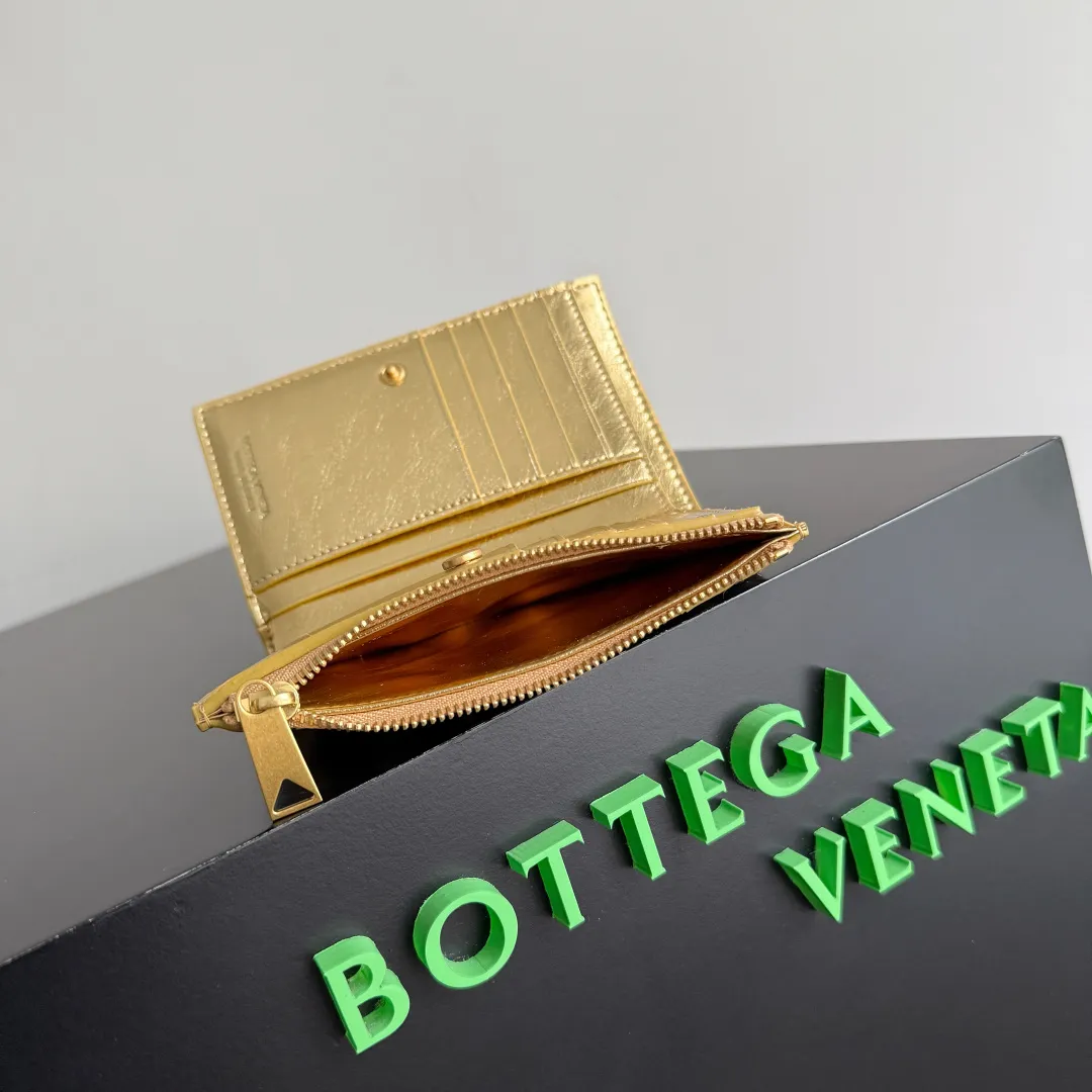 Batch 960 of BOTTEGA VENETA’s new woven small wallets are now shipping! ! ! 🥰🥰Made of carefully selected first-layer sheepskin fabric, this small luxury wallet has an elegant appearance and is also full of practicality. It can store change, driver's license and various cards at the same time. It is so small that it can be put in your pocket and carried with you. It is really convenient [Applause][Applause] Style No.: 667468 Size: 14.5*9.3*2cm